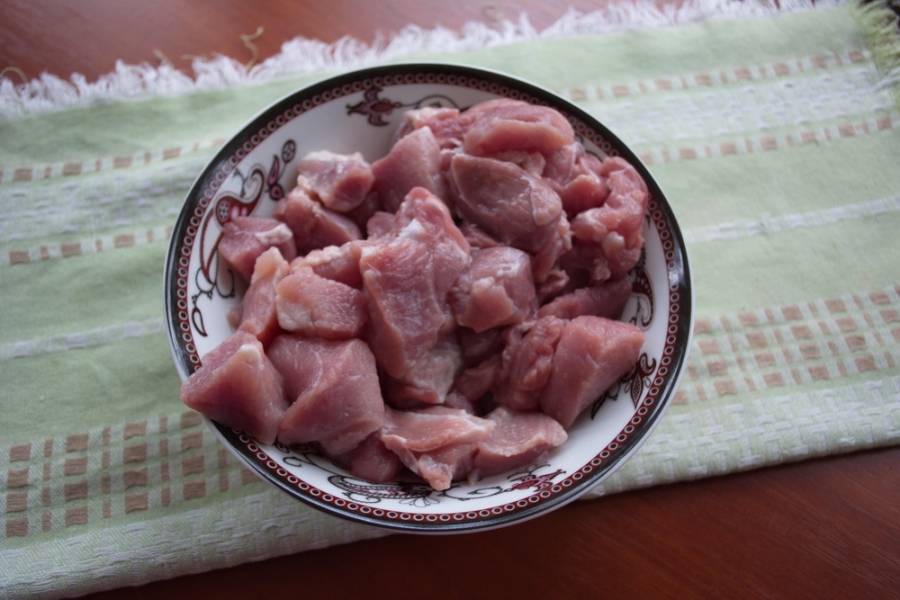 Мясо нарезать на кусочки по 2-3 см каждый.
