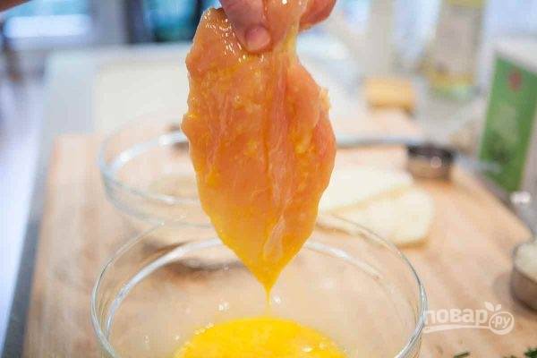 1. Курицу вымойте, обсушите, слегка отбейте, натрите смесью соли и специй. Окуните каждый кусочек в мисочку со взбитыми яйцами. 