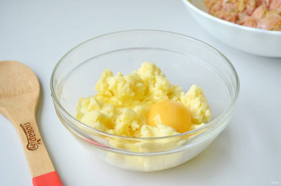 4. Холодное картофельное пюре перемешайте с сырым яйцом.