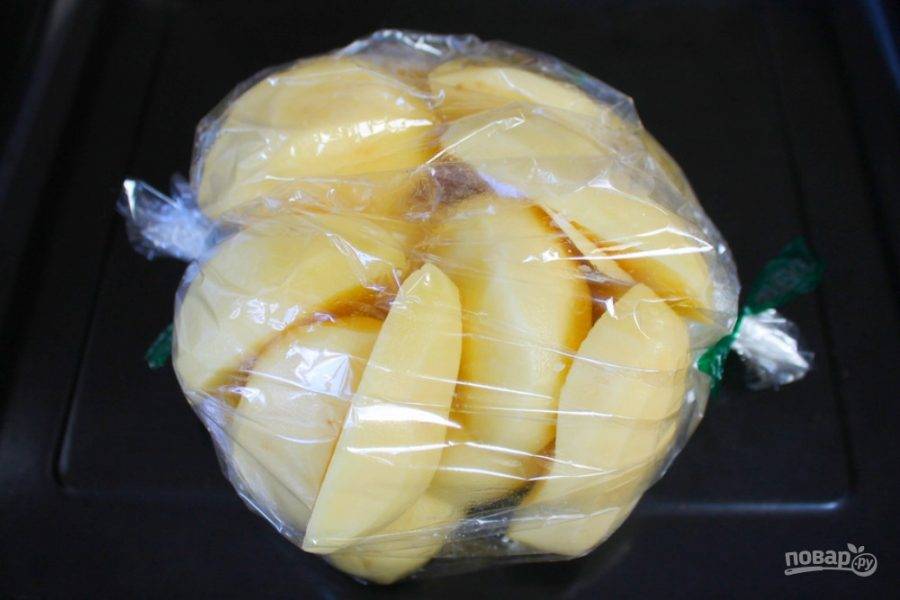 Картофель кладем в рукав для запекания и ставим в духовку. Запекаем 25 минут при температуре 200 градусов.