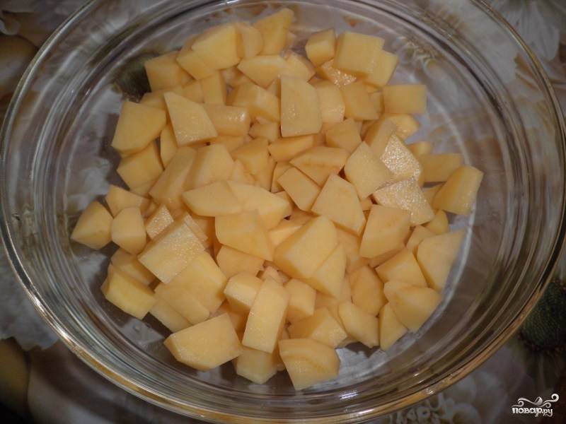 Картофель порезать кубиками, залить водой или бульоном и поставить вариться.