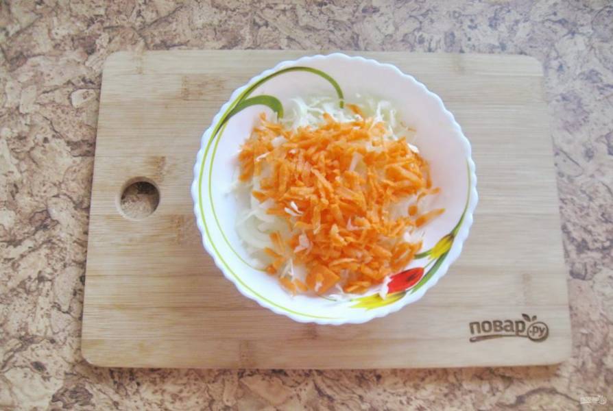 Морковь очистите, помойте и натрите на терке. Добавьте в салат.