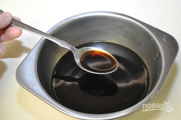 4. В отдельной мисочке соедините соевый соус, рисовый уксус, сахар и около 100 миллилитров бульона. Оставьте его также настаиваться. 