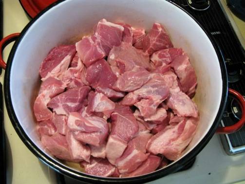 Нарежьте мясо на кубики стороной примерно 4-5 см. Обязательно срежьте лишний жир.
