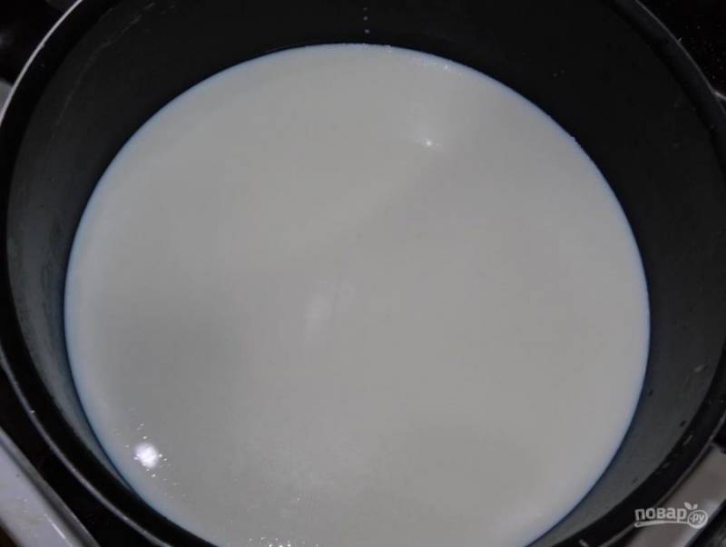 Для крема доведите до кипения 1,5 л молока и сахар.