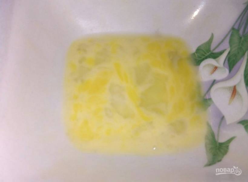 5. Разведите в тарелке яйцо, вливайте в суп при постоянном помешивании. Теперь наша задача довести до кипения и проварить суп еще 3 минуты.