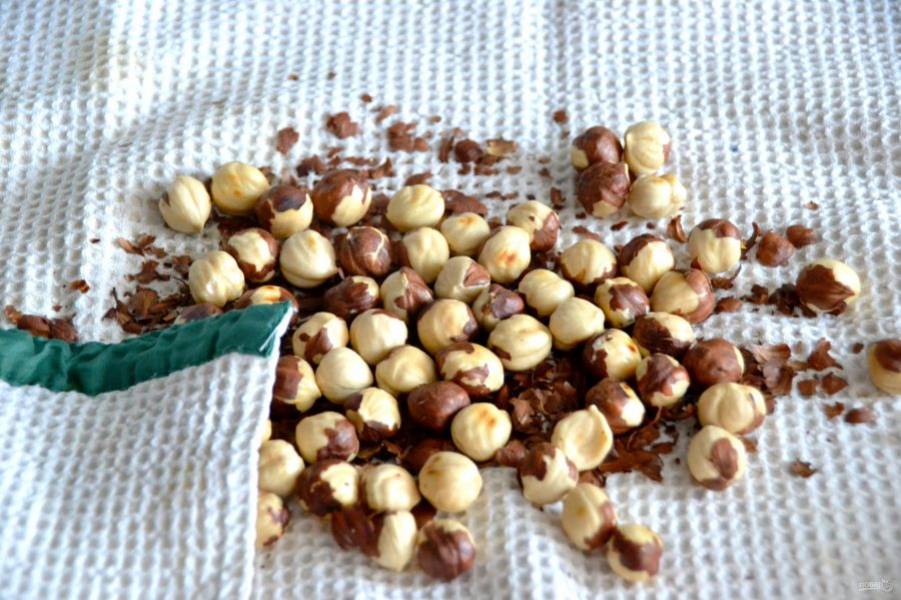 Чтобы очистить орехи от шелухи, выложите обжаренные орехи в полотенце или на салфетку и перетрите между собой.