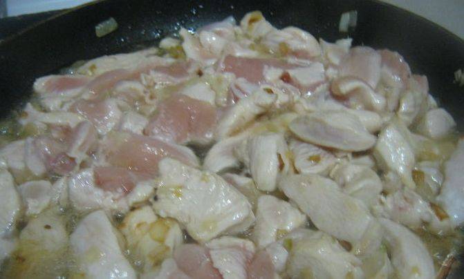 Разогрейте сковороду. Налейте растительное масло. Выложите филе и лук, жарьте, помешивая, на среднем огне до готовности (около 20 минут).