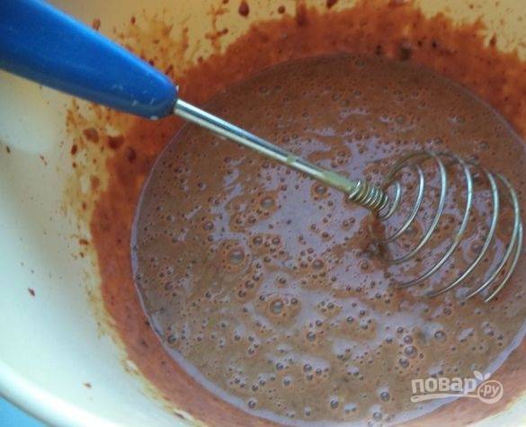 2. Измельчаем блендером печень, добавляем соль и специи по вкусу, а также сметану, муку и яйца. Все взбиваем при помощи миксера или обычным венчиком.