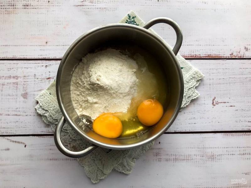 Для приготовления крема соедините яйца, муку, сахар и хорошо перемешайте.