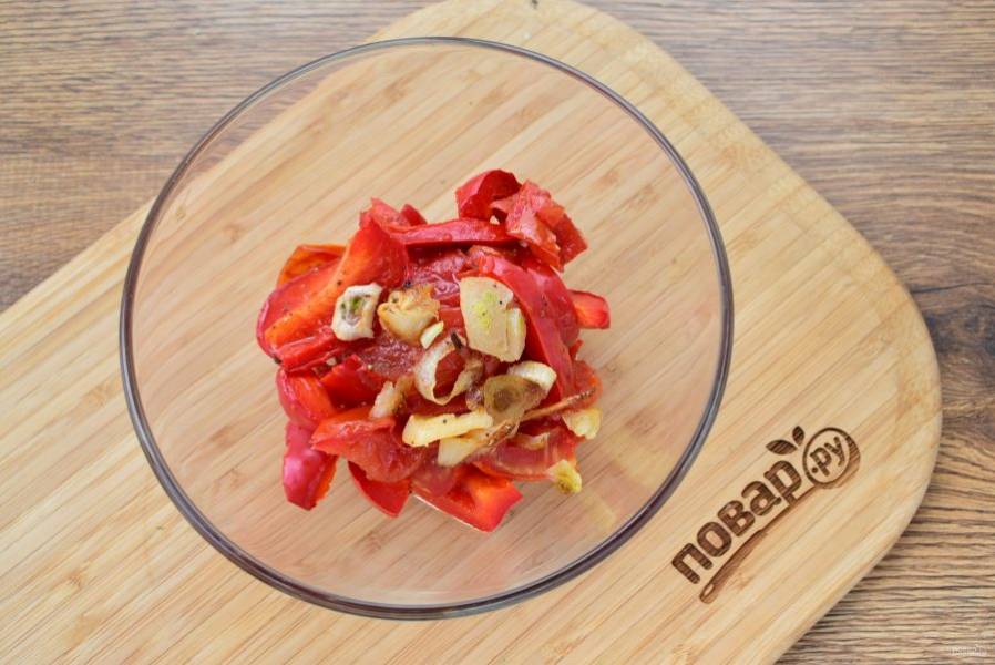 Запеченные помидор, перец и лук соедините в миске, измельчите с помощью блендера.
