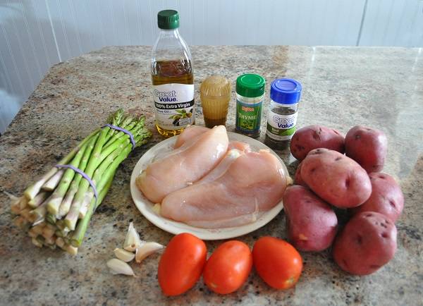 1. Вот такой довольно простой набор ингредиентов необходим, чтобы сделать куриную грудку с картошкой в духовке в домашних условиях. Использовать можно также и другие овощи, которые есть в холодильнике, а при желании можно обойтись и одним картофелем. 