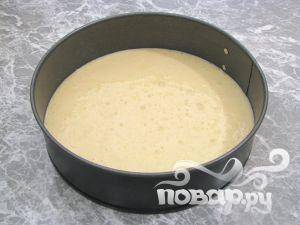Выложить тесто в форму промазанную маслом. Нагреть духовку до 180 C. Выпекать корж в течении 20-25 минут. Проверить готовность коржа зубочисткой или спичкой.