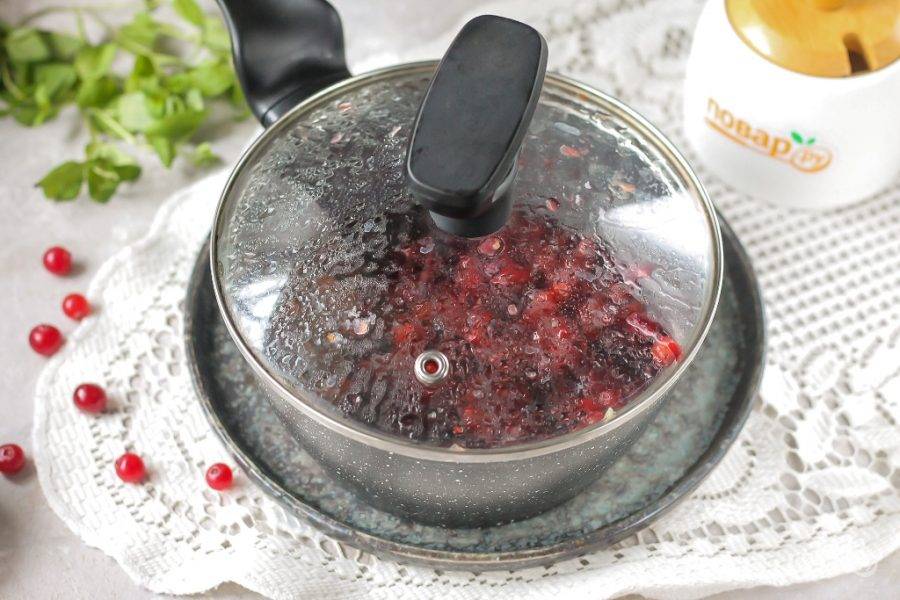Проварите ягоды в собственном соку не менее 20 минут, обязательно накрыв емкость крышкой. Если этого не сделать, то ягоды будут лопаться и забрызгают все вокруг.