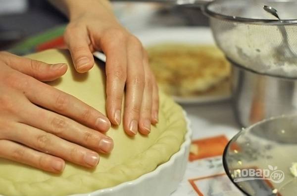 7. Украсьте пирог, смажьте желтком, сделайте отверстие в центре для выхода пара. Отправьте в разогретую до 180 градусов духовку и запекайте до румяности минут 30-40. 
