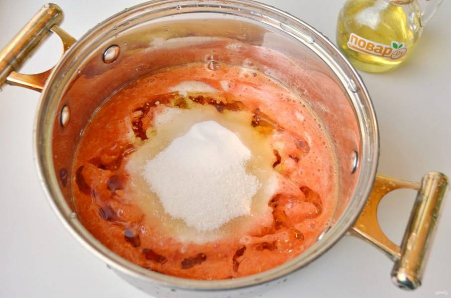 4. Перемешайте томаты с перцем сладким, добавьте соль, сахар и растительное масло. Доведите до кипения и варите 10 минут.
