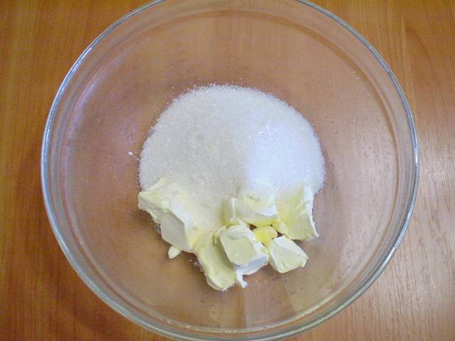 2. Сахар смешиваем со сливочным маслом комнатной температуры.