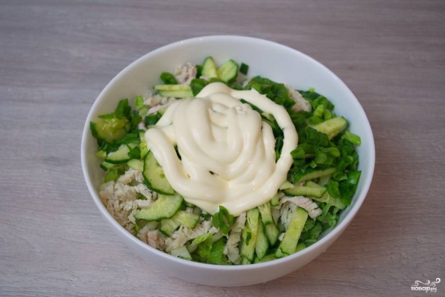 Заправьте салат сметаной или майонезом (на ваш вкус). Перемешайте.
