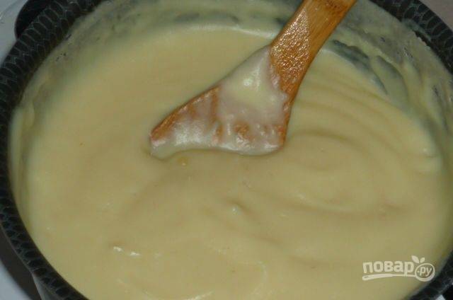 А пока займитесь кремом. Молоко поставьте кипятиться. В другой посуде взбейте желтки с ванилином, мукой, сахаром, а также влейте 100 мл горячего молока. Хорошо перемешайте. Желтковую массу влейте в кипящее молоко и быстро перемешивайте.