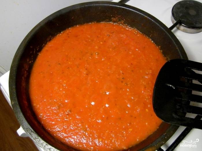 4. После отправьте все в кастрюлю и поставьте на огонь. Посолите по вкусу, добавьте специи и травы, щепотку соли и немного белого вина. Доведите до кипения, проварите пару минут. Вот и весь секрет, как приготовить быстрый томатный суп с креветками в домашних условиях. 