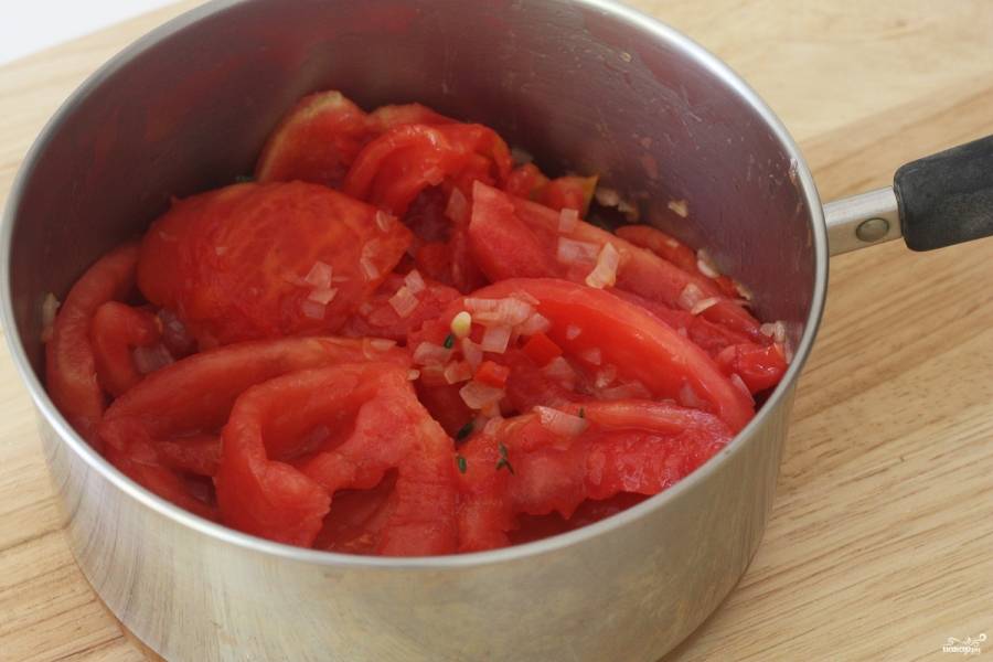 Потом добавьте помидоры и перец, готовьте на среднем огне минут 30, время от времени помешивая. 