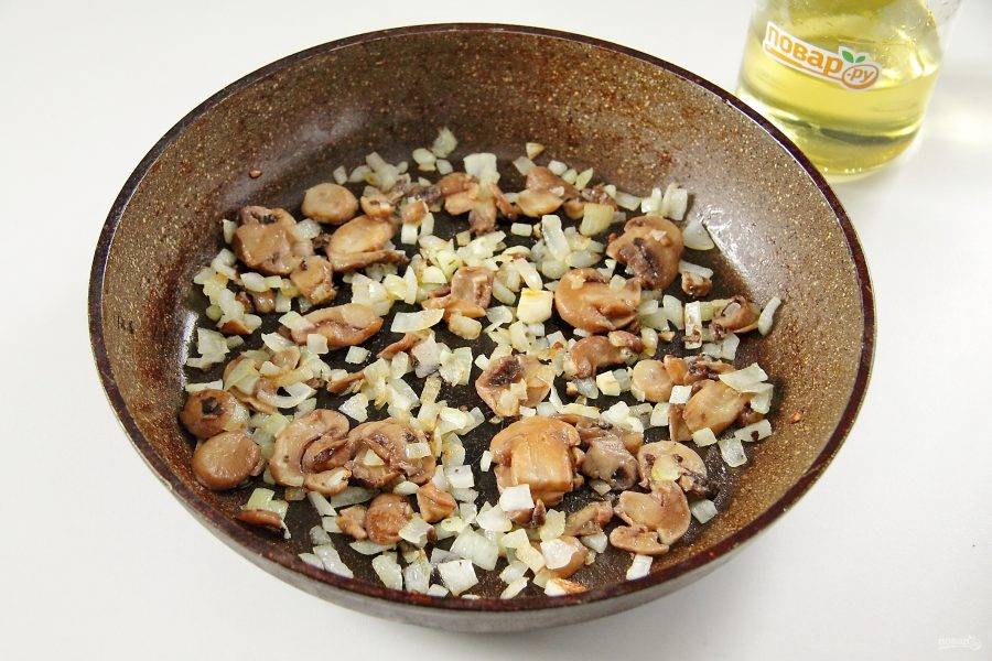 Обжарьте грибы с луком до готовности.