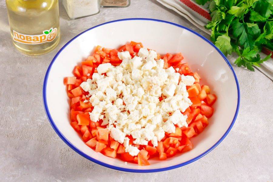 Брынзу нарежьте такими же кубиками и добавьте к помидорам. Если сыр находился в рассоле, то извлеките его за 30 минут до начала приготовления, чтобы с него стек рассол.