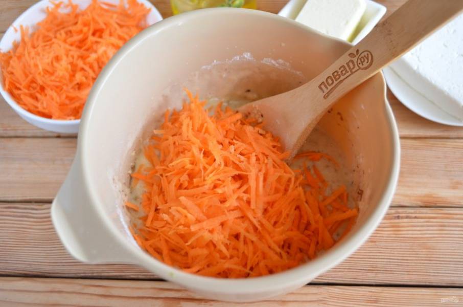 Последней введите в тесто морковь. Ее лучше частями смешивать с тестом.