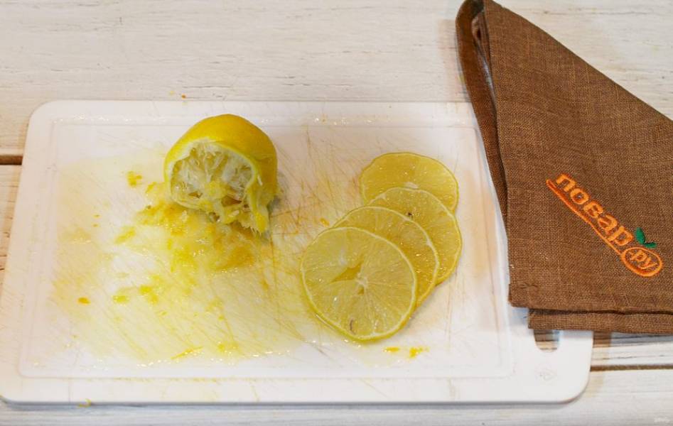 2. 1/3 лимона натрите на терке, и 1/3 нарежьте ломтиками.