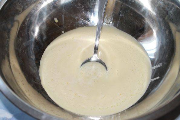 1. Яйца вбейте в глубокую мисочку. Добавьте соль и сахар. Взбейте до однородности. При желании можно для аромата использовать в этот рецепт приготовления пирога на молоке без дрожжей корицу, ванилин, цедру цитрусовых. 