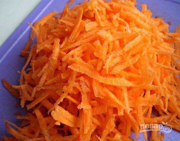 3.	Морковку очищаю, затем измельчаю на крупной терке. Сковороду разогреваю с растительным маслом, обжариваю лук с морковью до мягкости.