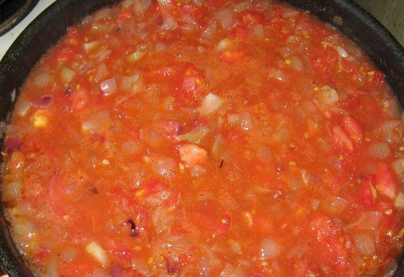 Соедините морковь и помидоры вместе. Тушите на мелком огне 20 минут. Затем добавьте чеснок, лук и перец. Доведите до кипения и добавьте к овощам баклажаны, кабачки, сахар и соль. Влить растительное масло, перемешать. Тушить 15 минут.