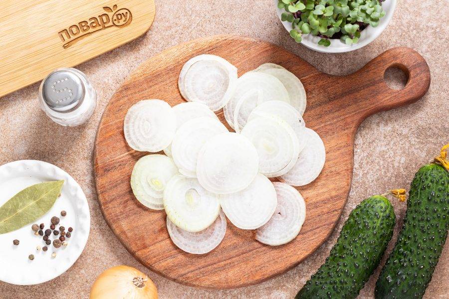 Репчатый лук нарежьте кольцами или полукольцами.