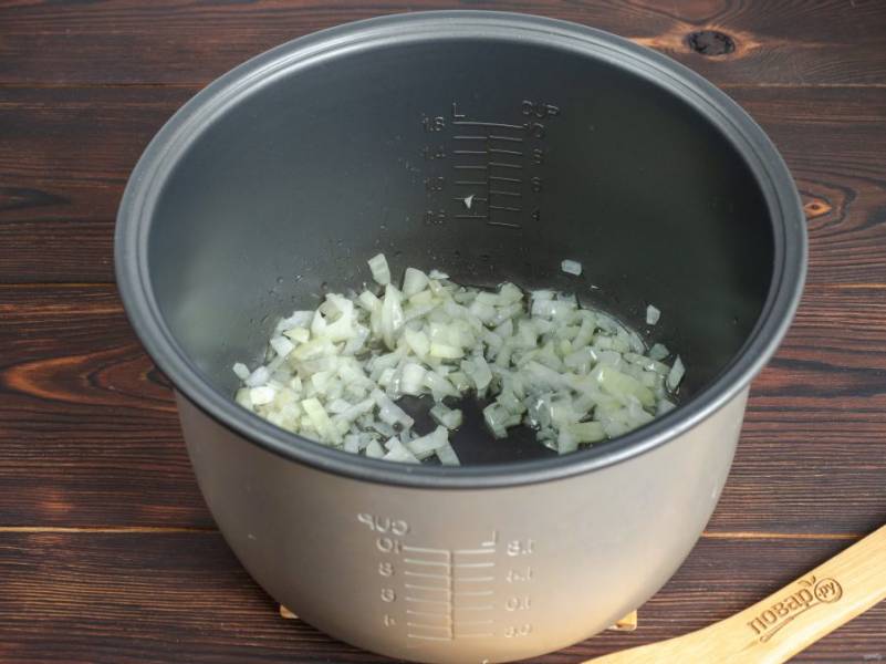 Мультиварку включите на режим "Выпечка" или "Жарка", в растительном масле до прозрачности обжарьте нарезанный лук.