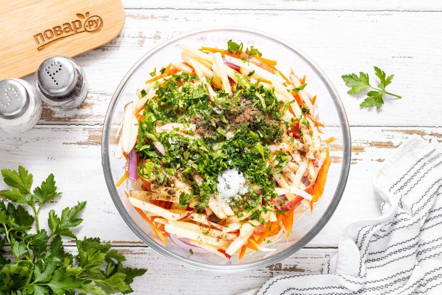 Полейте салат заправкой. Посолите и поперчите по вкусу.