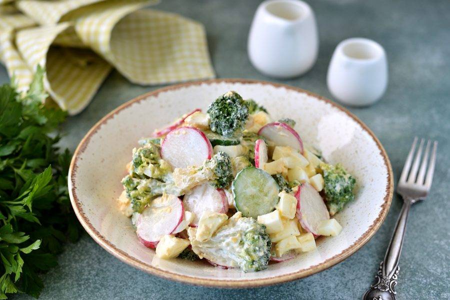 Разложите салат из брокколи с редисом по порциям и подавайте к столу. Приятного аппетита! 