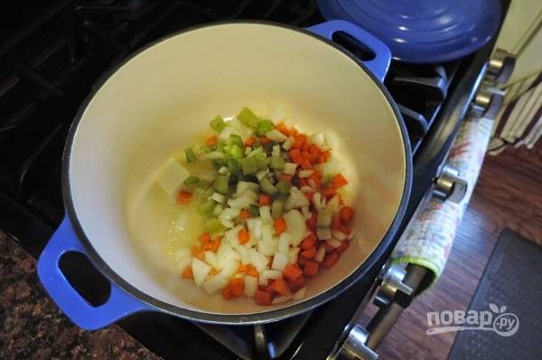 2. Лук, морковь и сельдерей обжарьте пару минут, помешивая. 