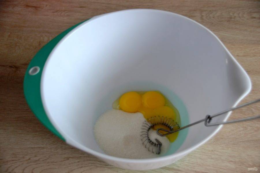 Отделите белки и желтки трех яиц, желтки разотрите с сахаром добела.