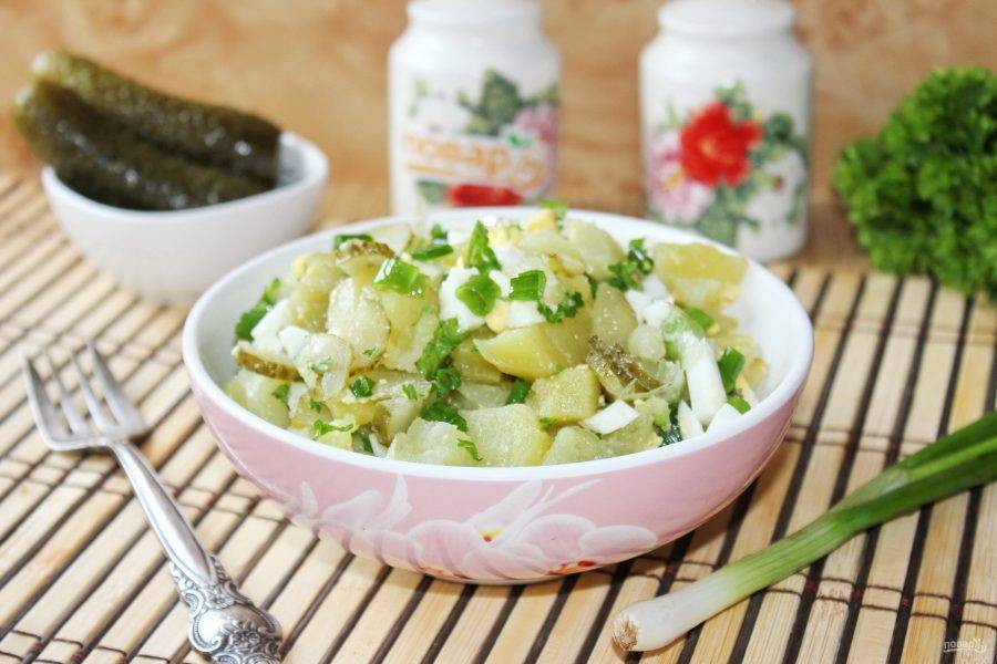 Картофельный салат с сельдью, луком и солеными огурцами - пошаговый рецепт с фото на Готовим дома