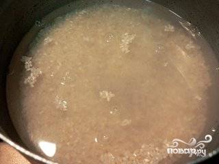 Рис промываем, заливаем двумя стаканами воды и добавляем пол чайной ложки соли. Ставим на огонь, доводим до кипения и варим еще 10 минут. Затем выключаем плиту и оставляем рис под крышкой на плите еще минут на 15.