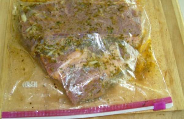 Выложить стейки в пакет и залить маринадом. Отправляем мясо в холодильник, пусть маринуется пару часов.