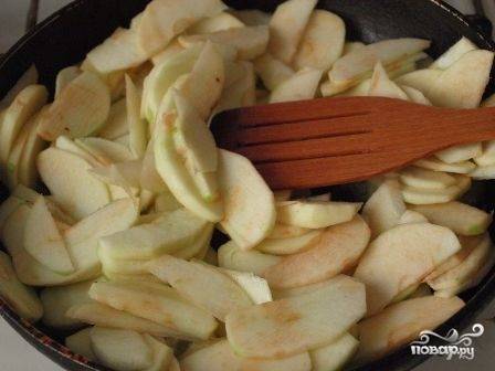 Растапливаем на сковороде сливочное масло, выкладываем яблоки, тушим минуты 3-4 на довольно большом огне.