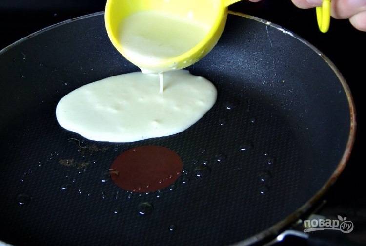 4. С помощью большой ложки порционно вылейте тесто на антипригарную сковороду.