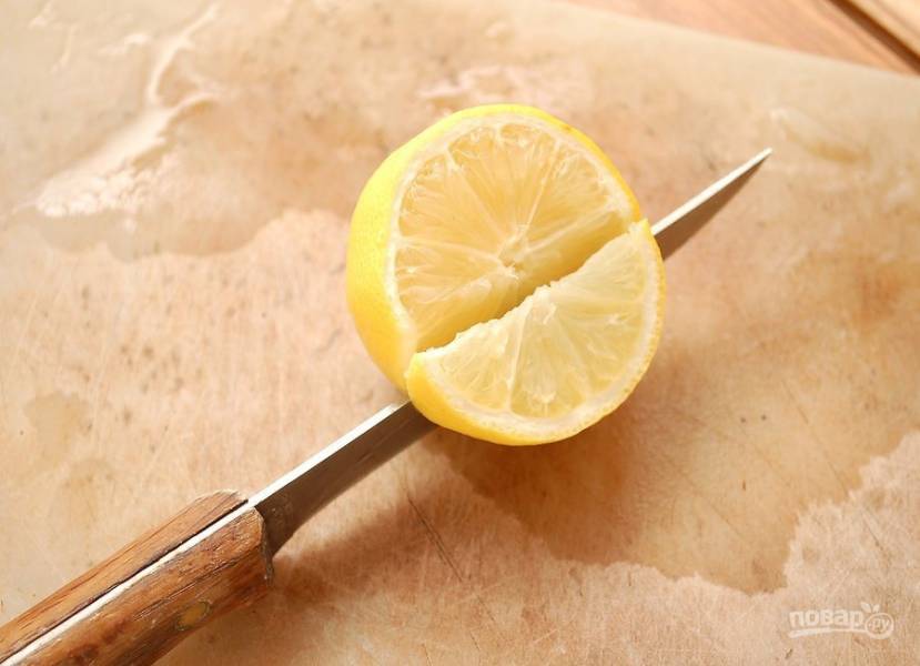 Лимон разрежьте поперек на две части. От одной из них отрежьте дольку лимона, равной 1/4 или 1/5 части лимона. 