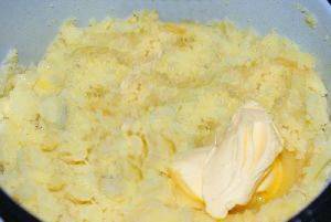 Отвариваем картофель в подсоленной воде, а затем разминаем его в пюре, добавив одно яйцо и сливочное масло.