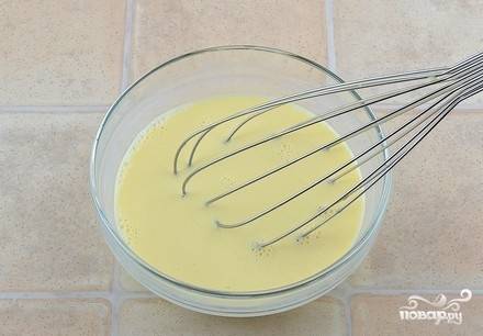 В глубокой миске взбейте яйца со сливками и солью.