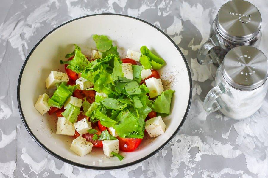 Отделите листья базилика от стеблей, промойте в воде вместе с листовым салатом, измельчите и добавьте к остальным ингредиентам. Поперчите по вкусу. Влейте оливковое масло.
