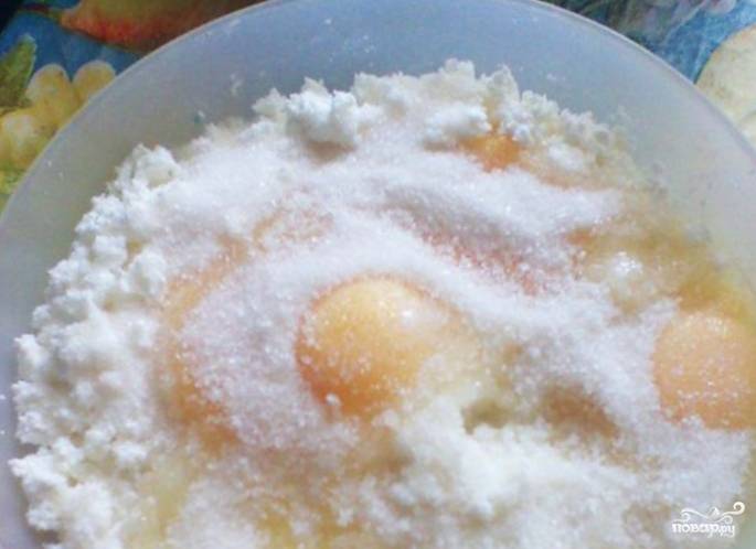 Перетрите творог через сито, добавьте яйца, ванилин, горсть муки и полстакана сахара.