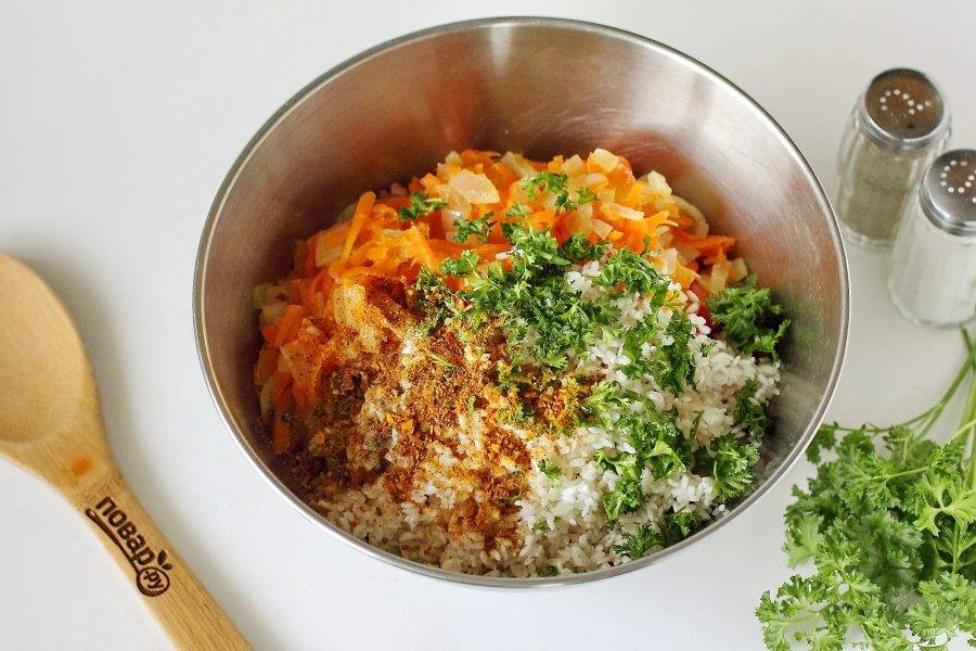 Добавьте обжаренный лук с морковью, промытый рис, зелень, соль и любимые специи.