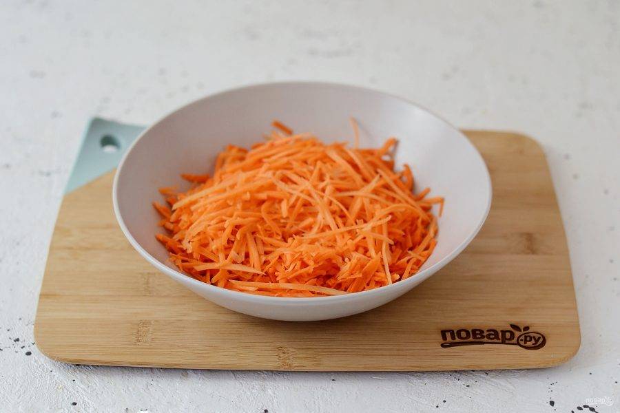 Морковь натрите на терке для корейской моркови.